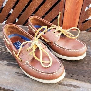 Sperry Top Siders in brown. Size 8 W. White soles. Great pre worn condition.
